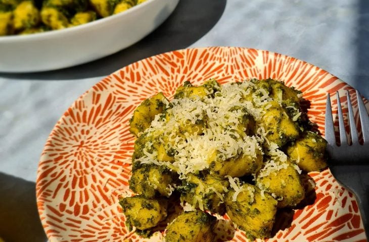 Nhoque de mandioca ao molho pesto