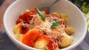 Nhoque de mandioca com tomate