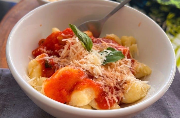 Nhoque de mandioca com tomate