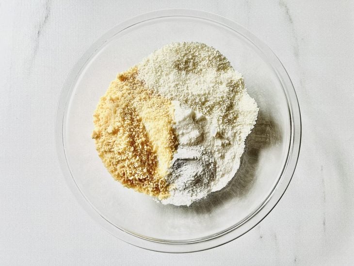 Uma tigela com a mistura dos ingredientes secos.