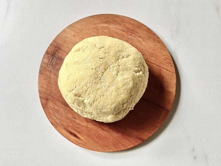 Uma tábua com a massa após bolear.