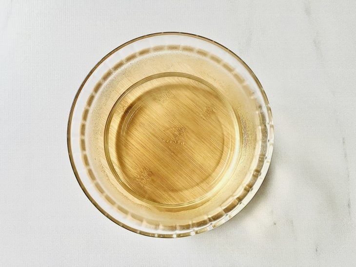 Uma tigela com a calda.
