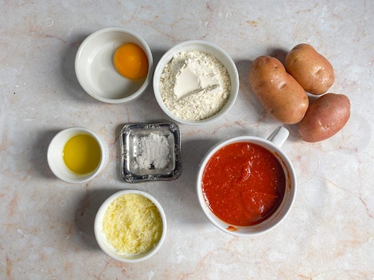 Ingredientes reunidos em uma bancada.