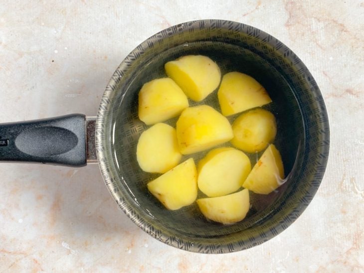 Batatas cozinhando em uma panela com água e sal.