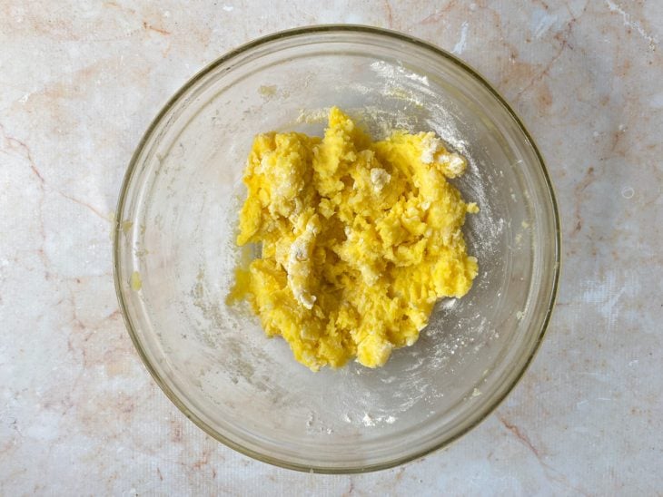 Farinha adicionada a tigela de vidro.