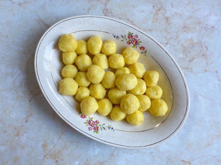 Bolinhas de nhoque cozidas em um prato.