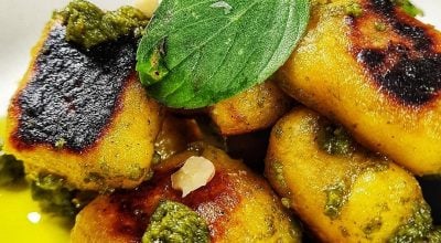 Nhoque tostado de mandioquinha ao pesto