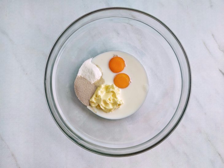 Ingredientes líquidos misturados em tigela grande.