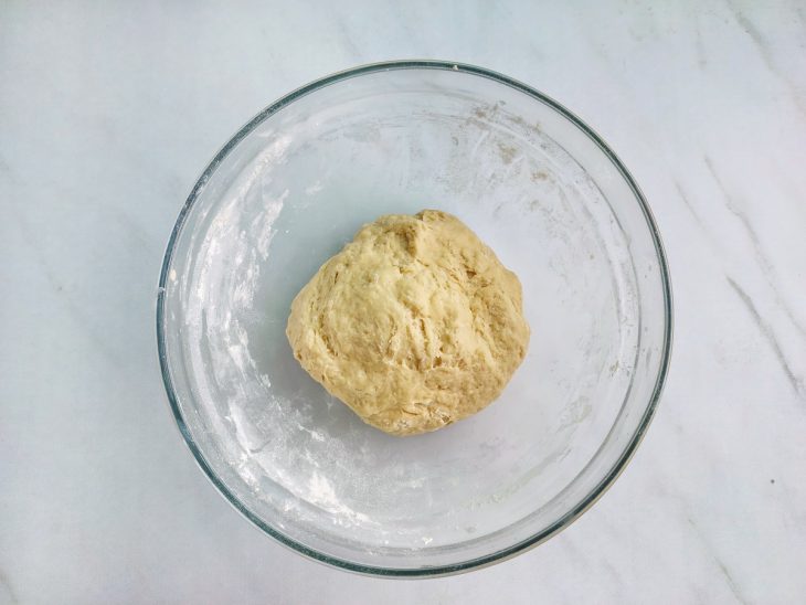 Farinha sendo incorporada aos poucos à massa.