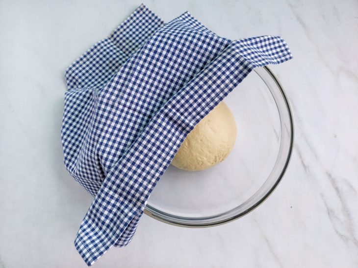 Massa descansando coberta com pano.