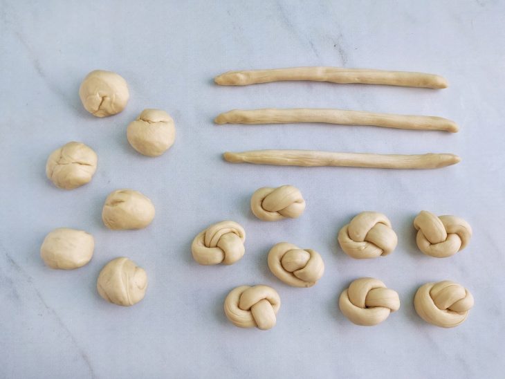 Bolinhas de massa sendo modeladas em tiras.