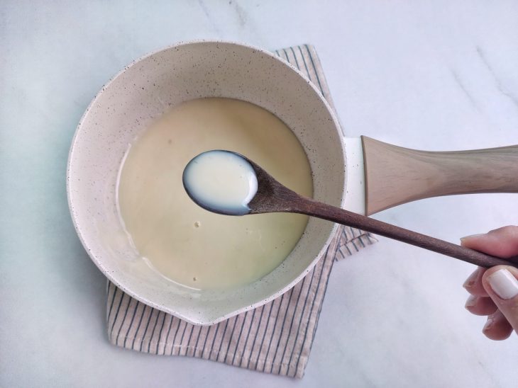 Calda sendo preparada no fogo até ganhar consistência.