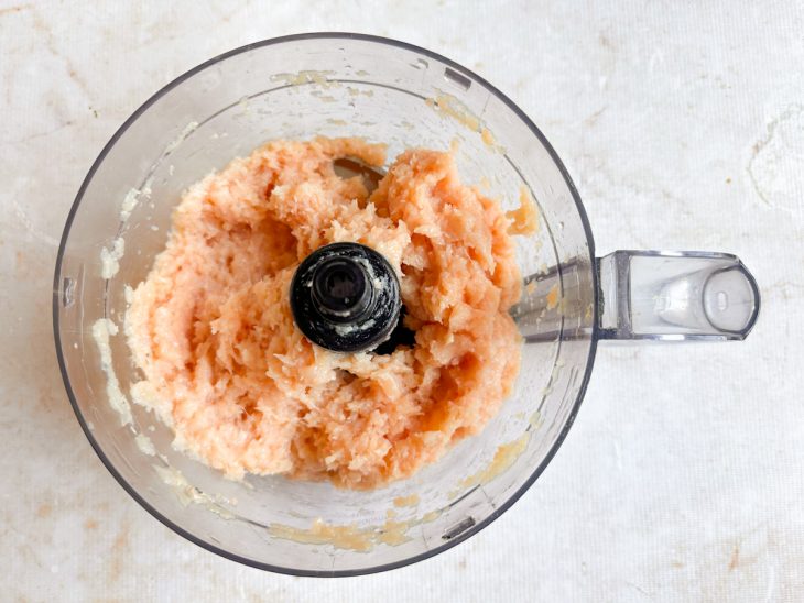 Frango triturado no triturador.