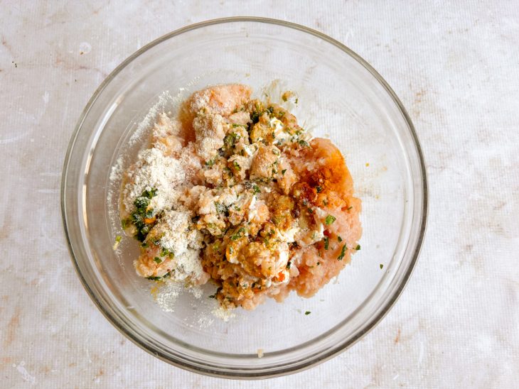 Temperos adicionados ao frango triturado.