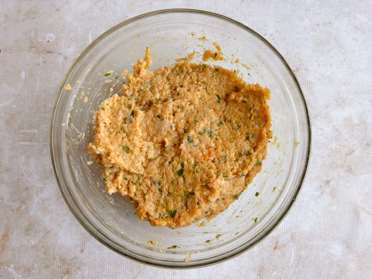 Ingredientes misturados em uma massa lisa.