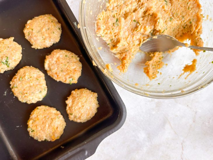 Porções da massa modeladas e dispostas numa forma.