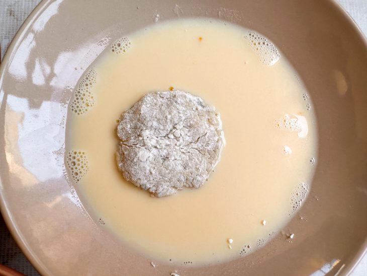 Nugget mergulhado no ovo com leite.