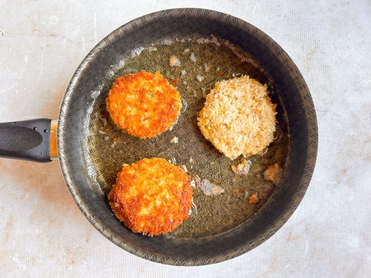 Nuggets fritando na frigideira.