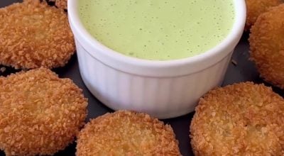 Nuggets caseiro com maionese verde