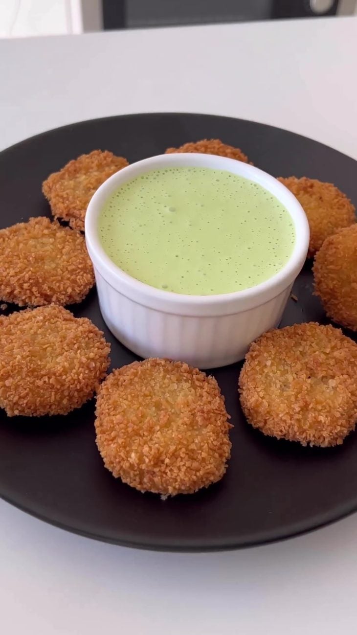 Nuggets caseiro com maionese verde