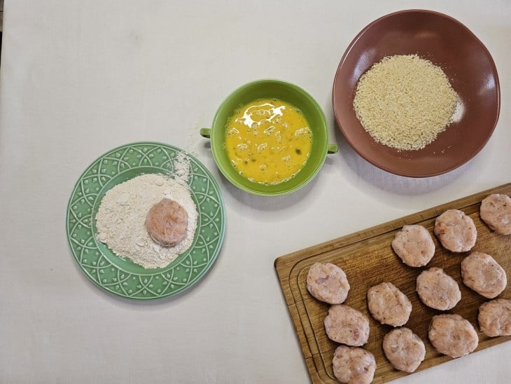 Os nuggets sendo empanados.