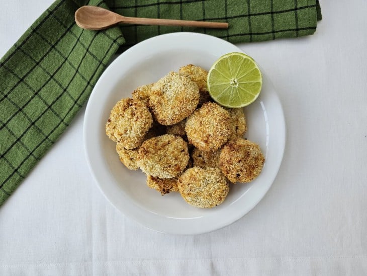 Um prato com vários nuggets de tilápia.