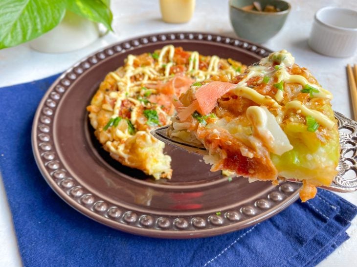 Um prato com okonomiyaki.