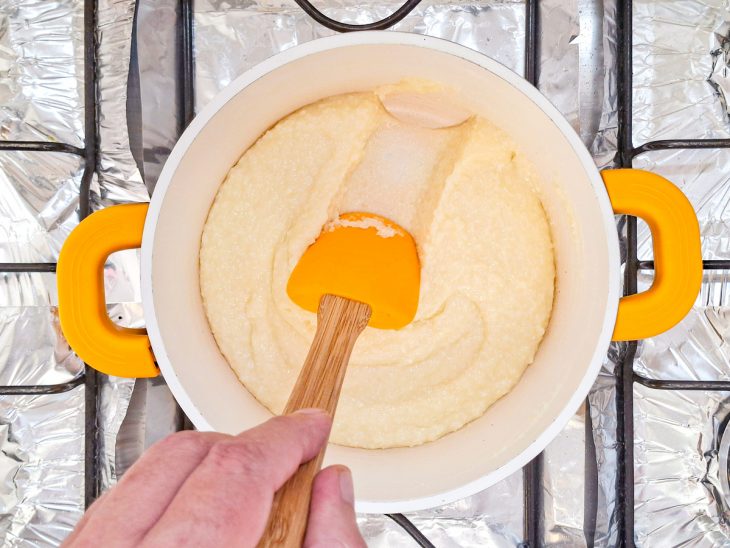 Espátula mostrando o ponto da massa.