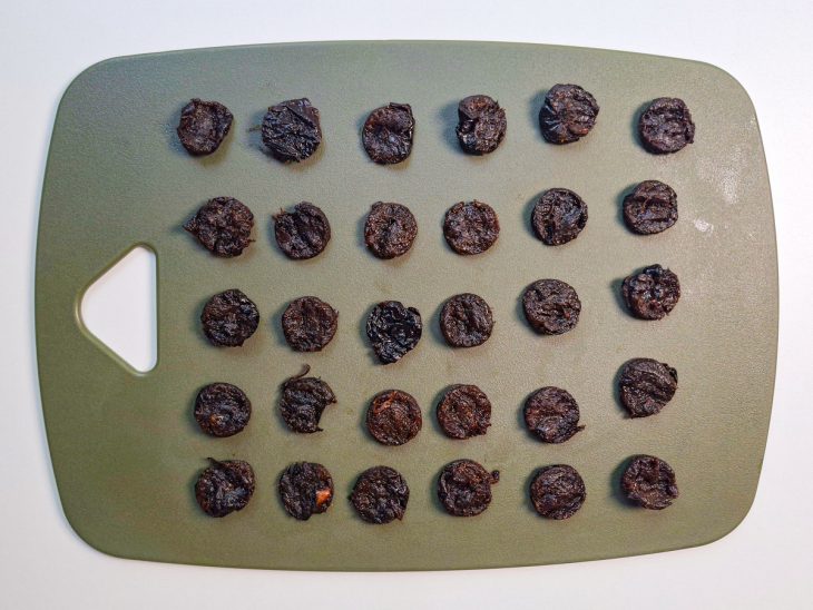 Ameixas cortadas distribuídas em uma tábua.