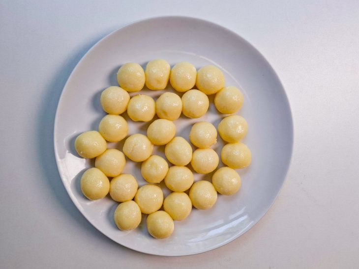 Porções da massa modeladas em bolinhas.