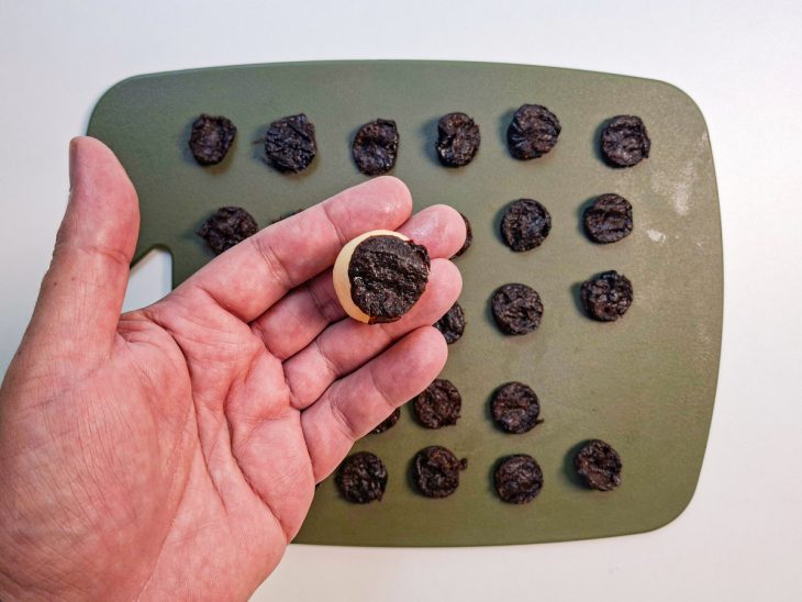 Bolinhas de massa com a ameixa por cima.