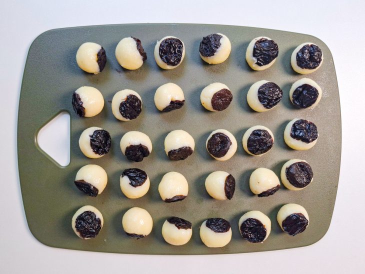 Bolinhas com as ameixas já modeladas.