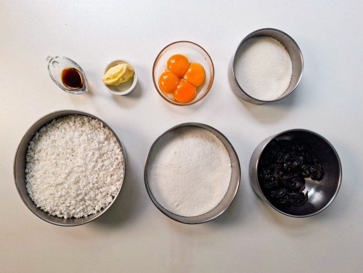 Ingredientes organizados na bancada para o preparo do doce.