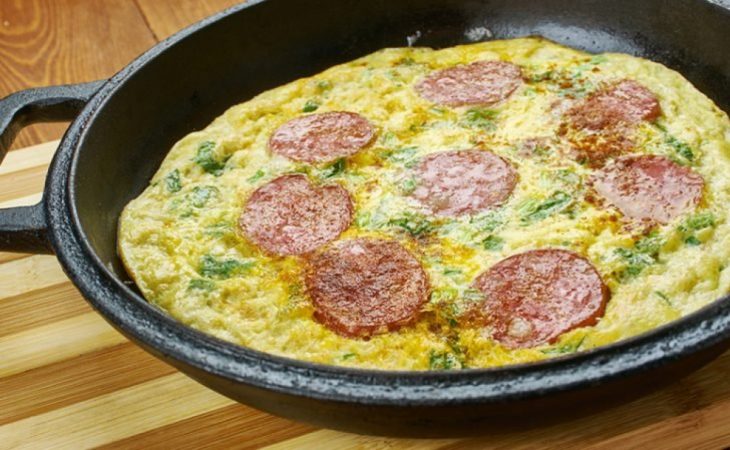 Omelete com frango, calabresa e queijo