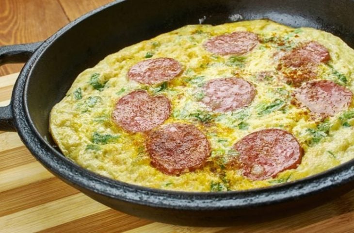 Omelete com frango, calabresa e queijo