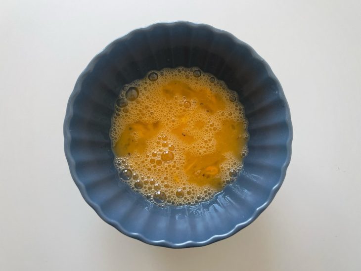 Ingredientes batidos em uma tigela.