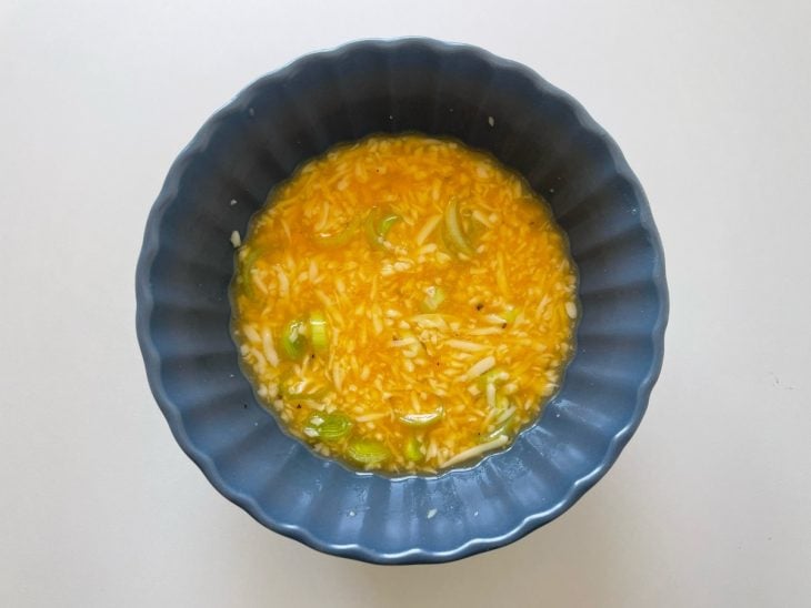 Queijo ralado e alho-poró adicionados aos ovos.