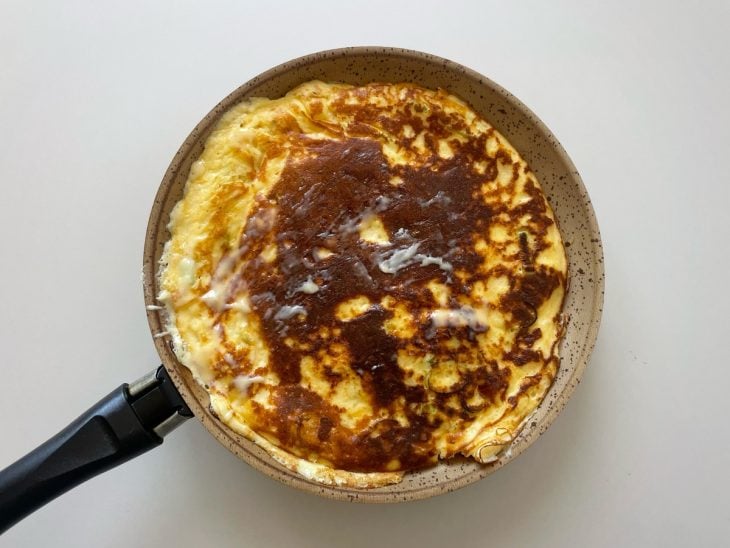 Omelete virada para dourar dos dois lados.