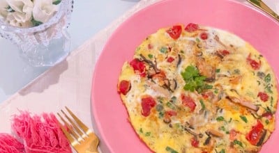 Omelete com shitake e vegetais
