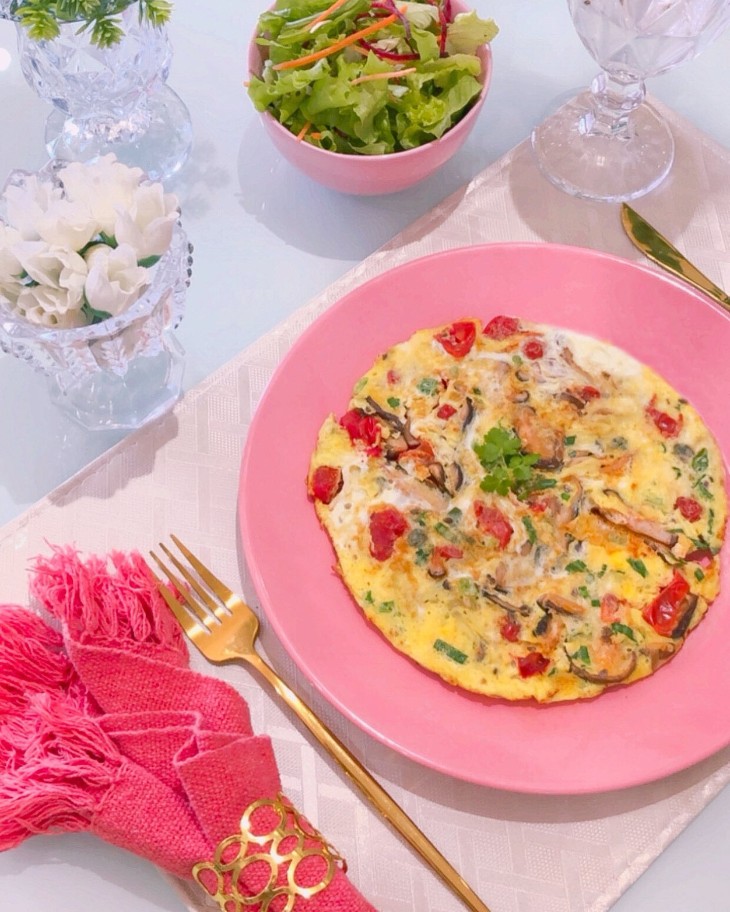 Omelete com shitake e vegetais