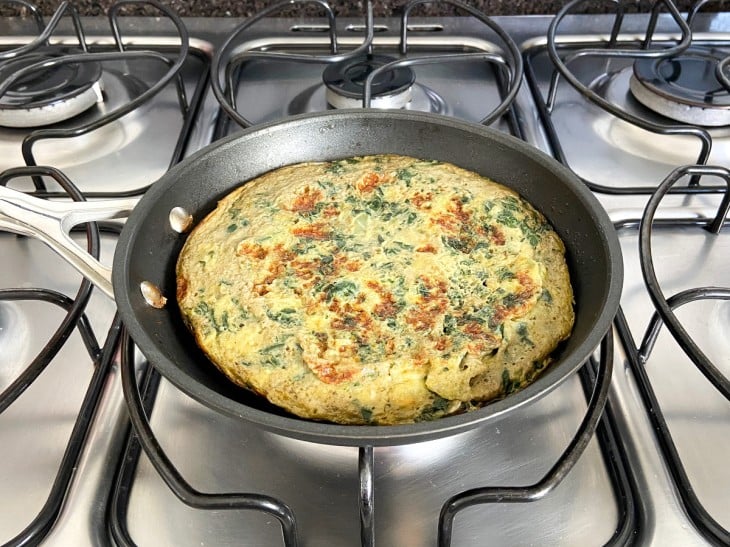 Uma frigideira contendo omelete de espinafre.