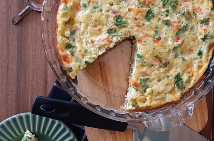 Omelete de forno com legumes e frios