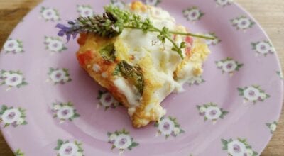 Omelete de forno com queijo e tomate