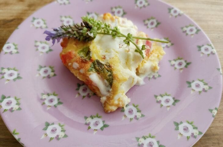 Omelete de forno com queijo e tomate