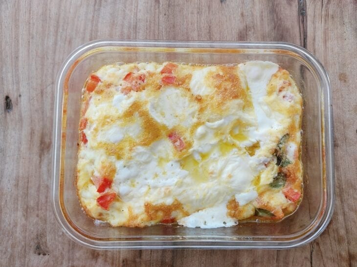 Omelete de forno com queijo e tomate - Passo a Passo