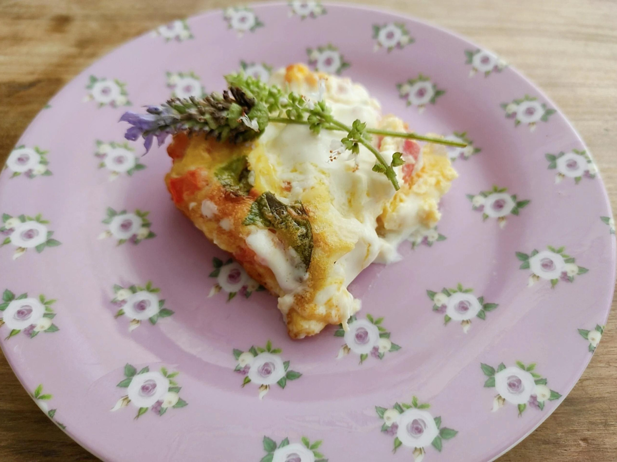 Omelete de forno com queijo e tomate