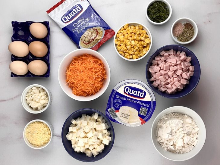 Uma bancada contendo os ingredientes separados.