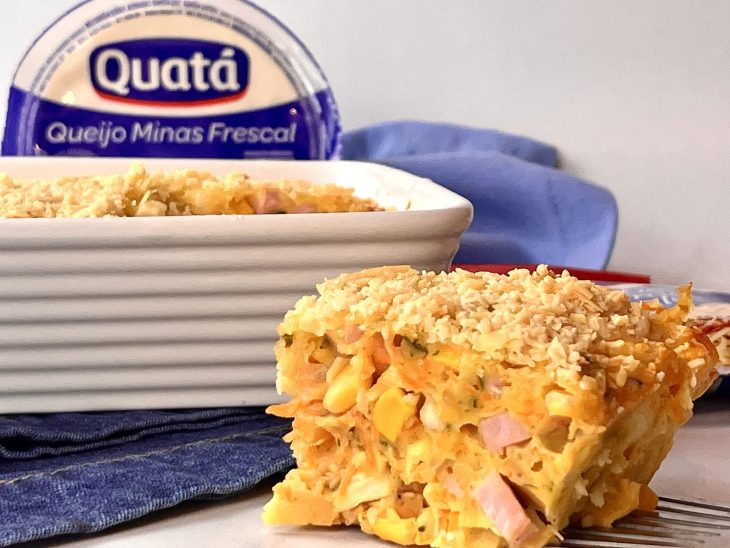 Um recipiente contendo omelete de forno fácil.
