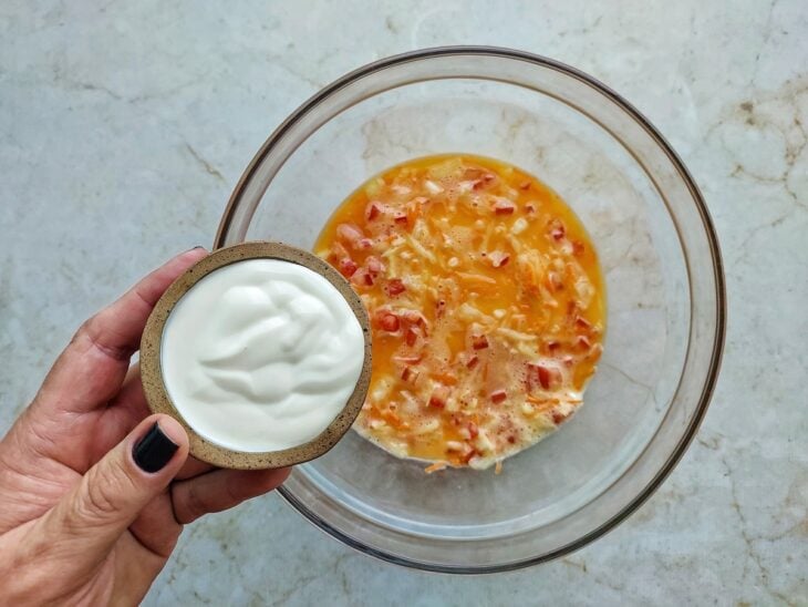 Creme de leite sendo misturado à massa vegetariana.