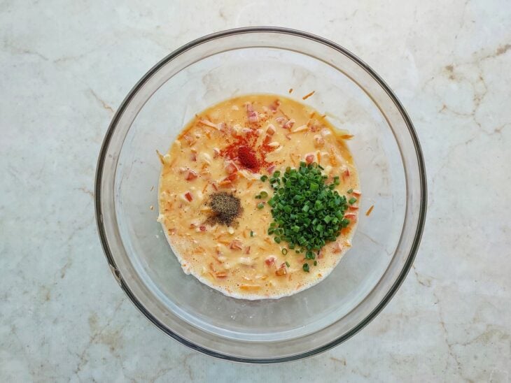 Sal, páprica, pimenta e cheiro-verde sendo misturados à massa vegetariana.